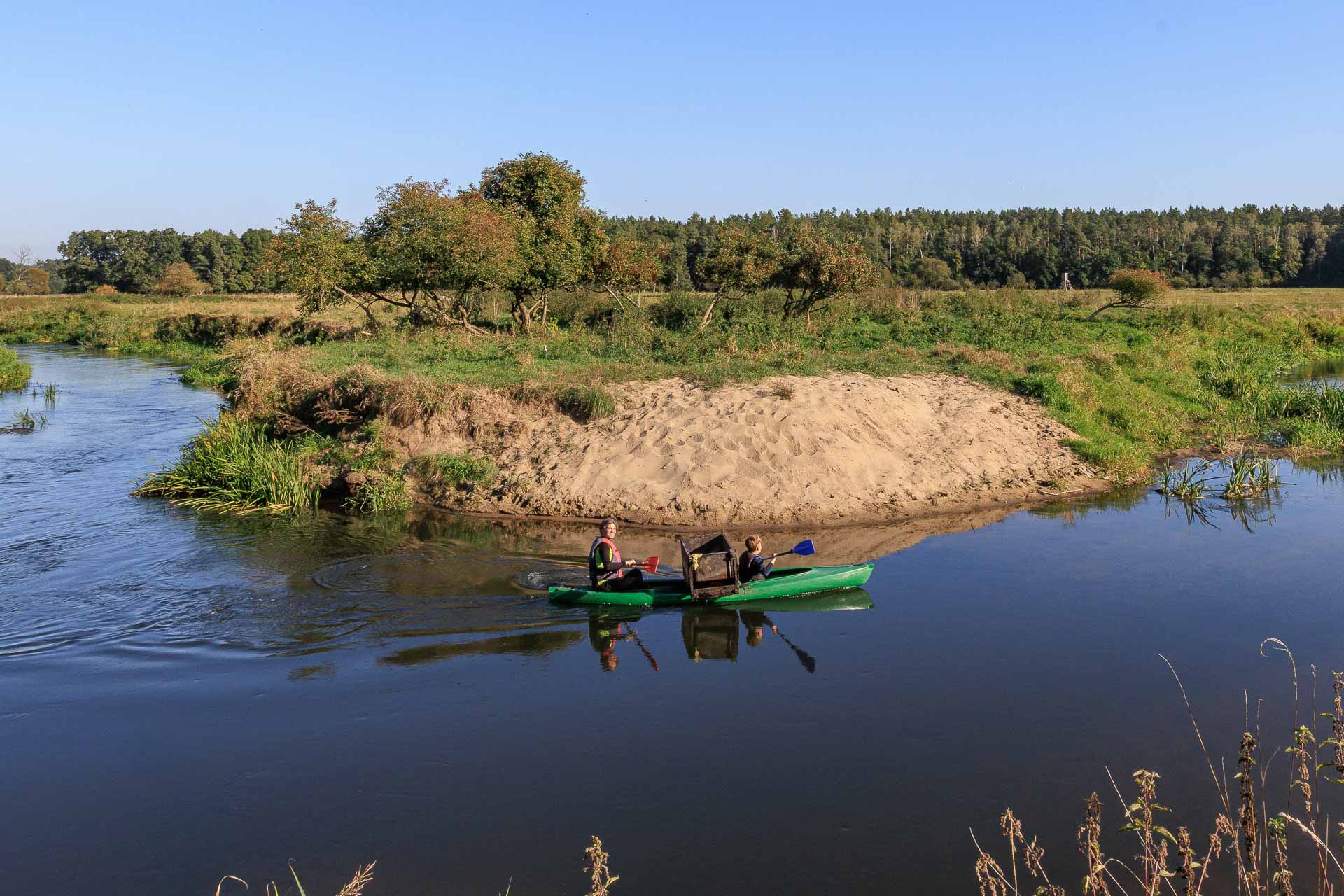 Piękne krajobrazy, słoneczne popołudnie i dobra atmosfera podczas pracy zespołowej złożyły się na sukces akcji sprzątania Iny