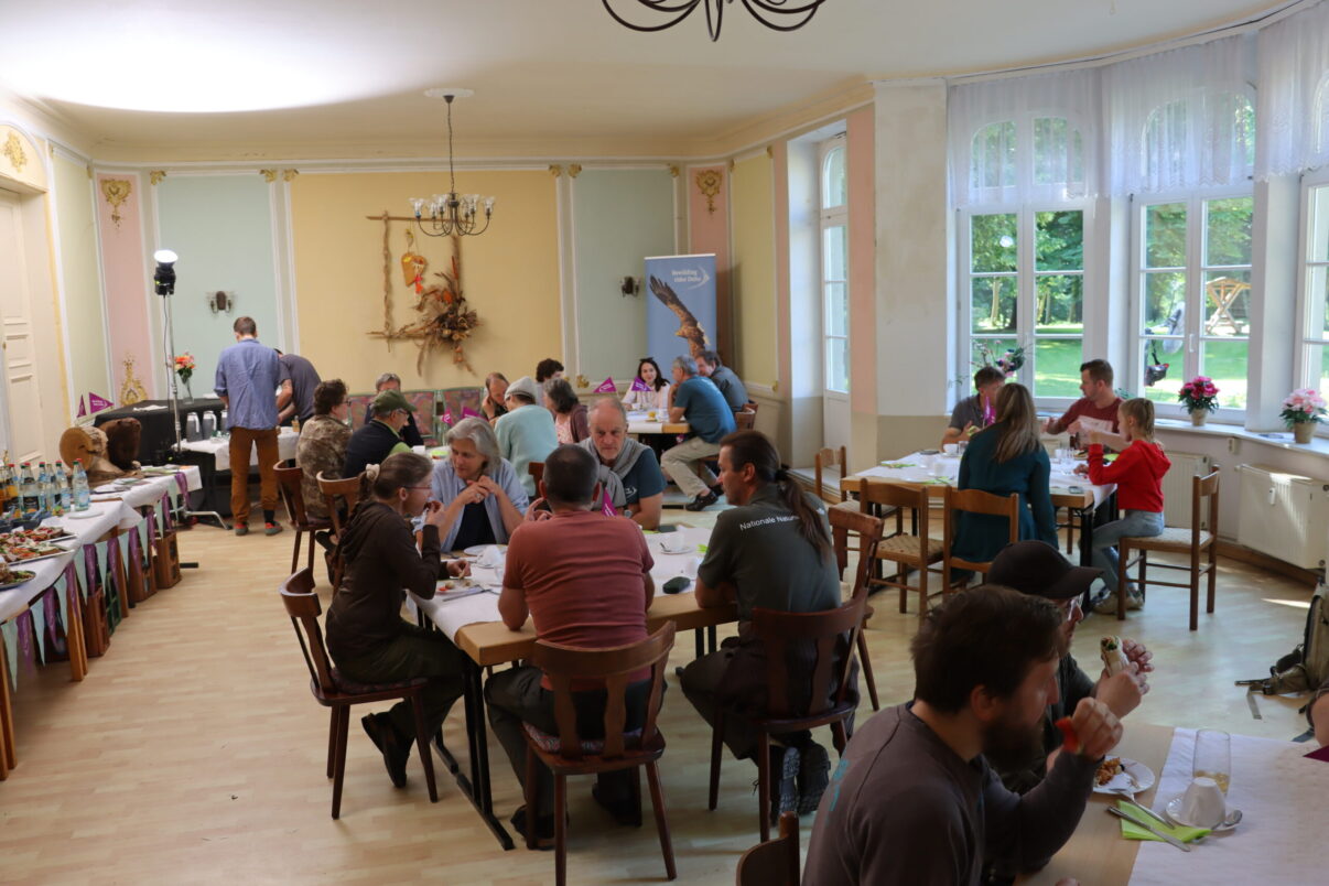 Teilnehmer:innen beim gemeinsamen Biberfrühstück