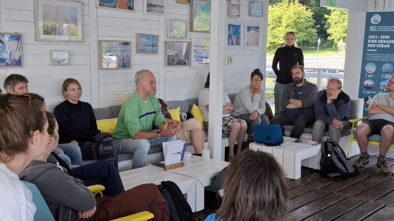 Workshop-Teilnehmende erhalten einen praktischen Einblick in die Wiederherstellung von Seegraswiesen