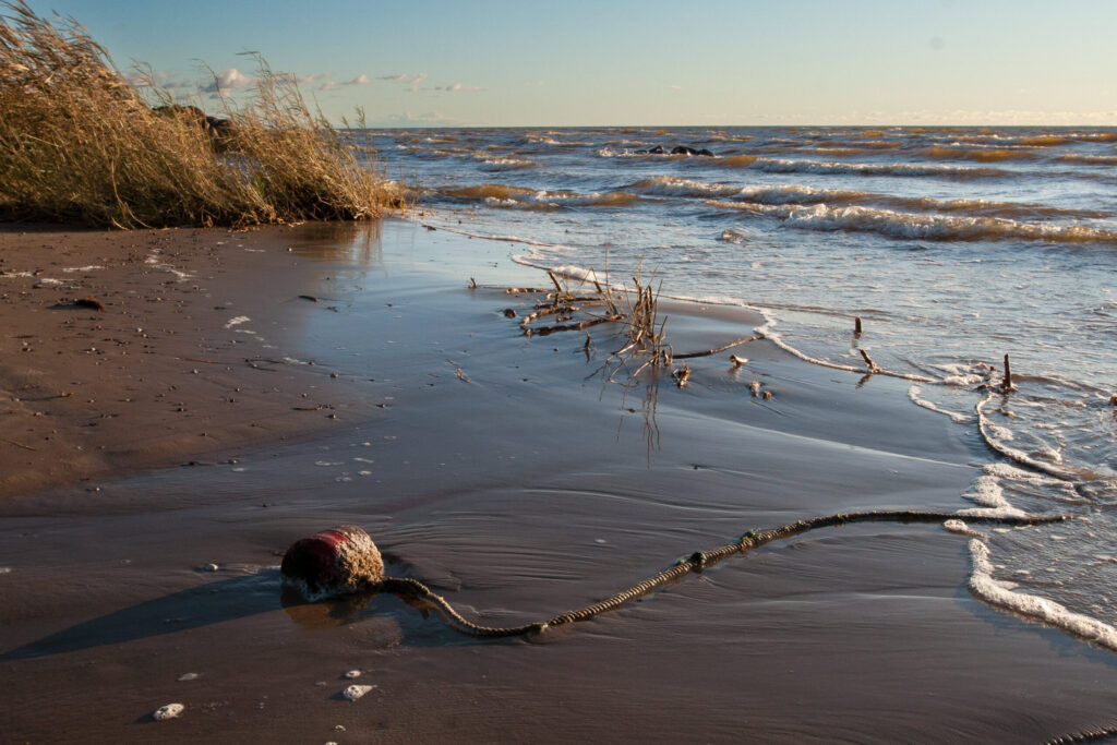 Pozostawione narzędzia połowowe na plażach Morza Bałtyckiego.