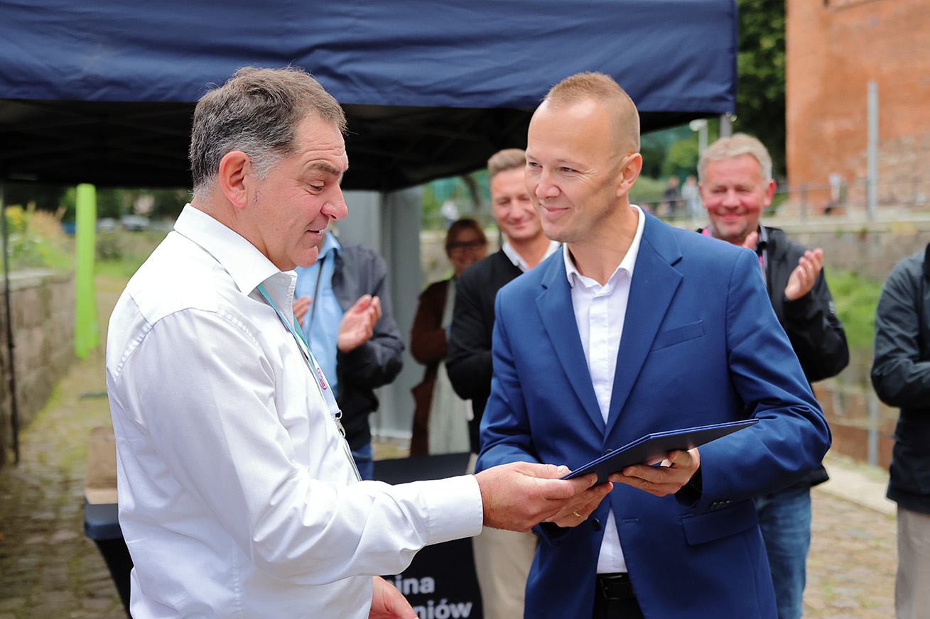 Mayor of the Goleniów Municipality, Krzysztof Sypień, presents Peter Torkler (ROD) with a certificate from the City of Goleniów in recognition of Rewilding Oder Delta’s work in local nature conservation
