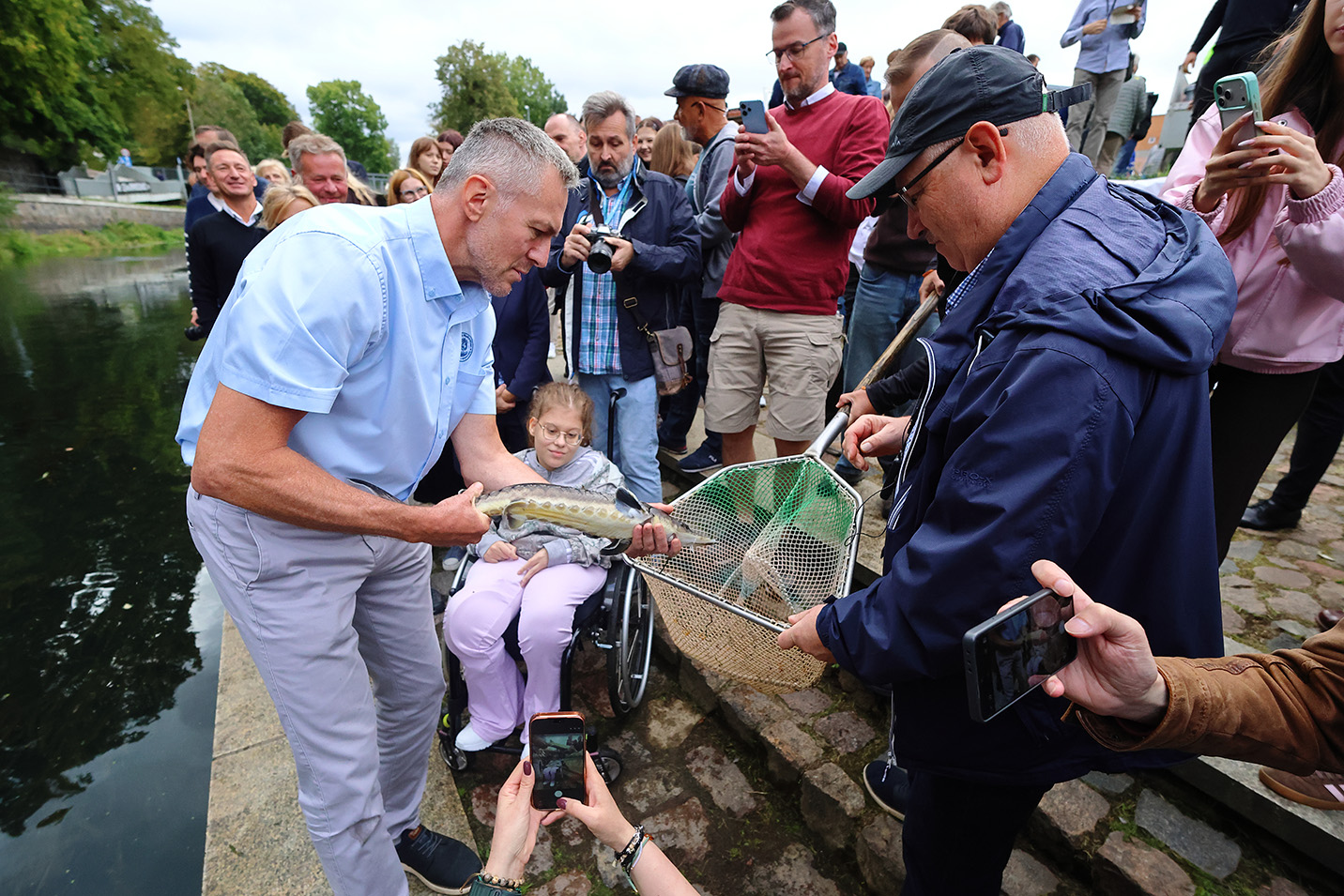 The larger fish were ceremoniously set free by conservationists involved in species protection, here Rafał Pender (PZW)