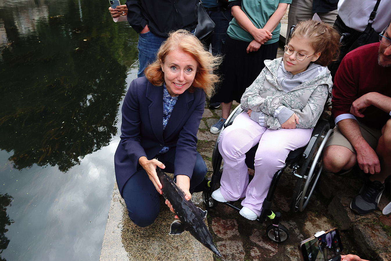 The larger fish were ceremoniously set free by conservationists involved in species protection, here Katarzyna Kamińska (Ministry of Agriculture and Rural Development, Department of Fisheries)
