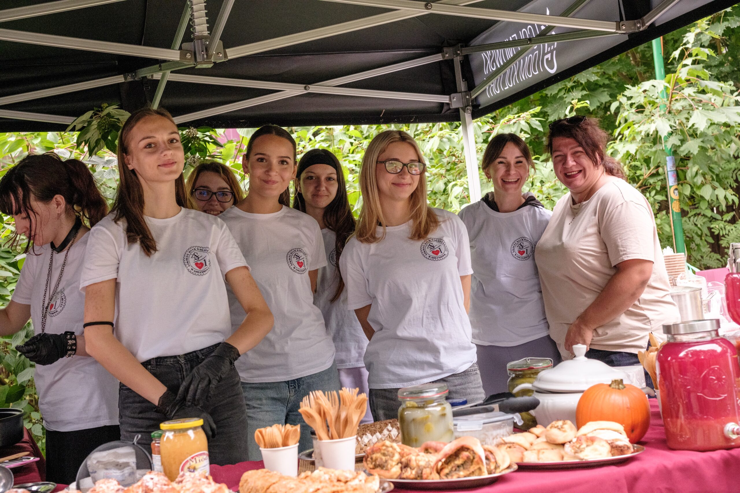 The local volunteer group served homecooked food